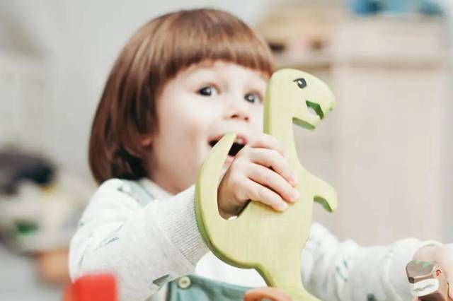 小小孩童,放肆去闹,开怀大笑