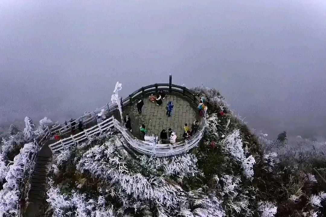 航拍贵州遵义市金鼎山雪景美女帅哥情侣们冬季打卡圣地