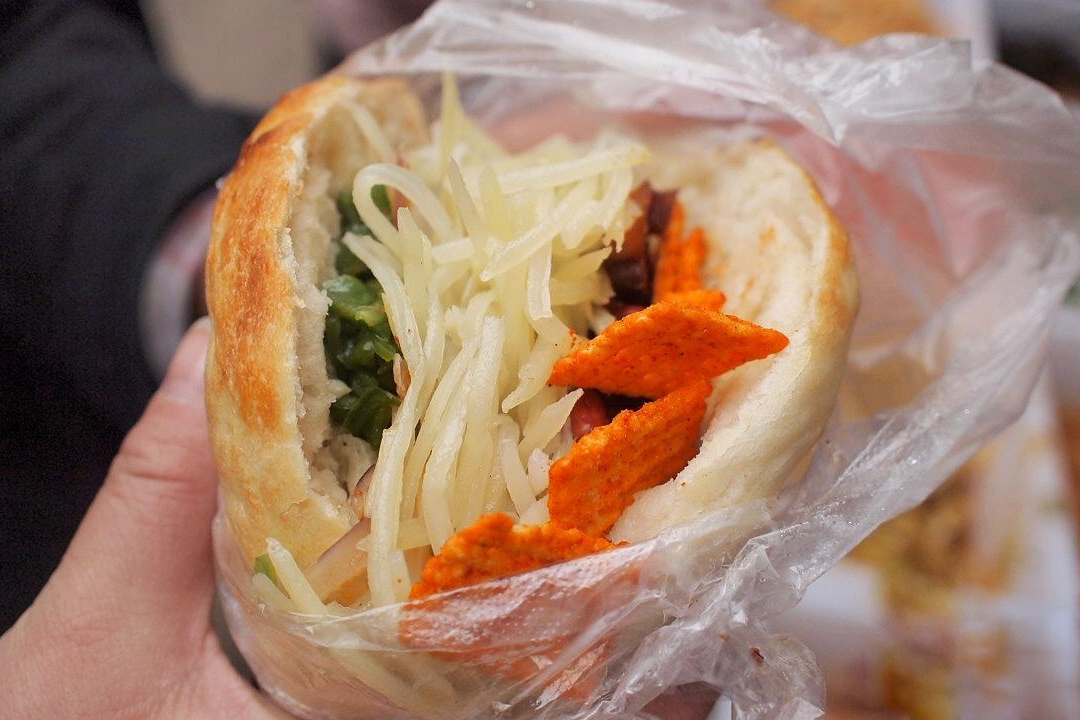 运城深巷中的现炒馍夹菜想吃什么自己选