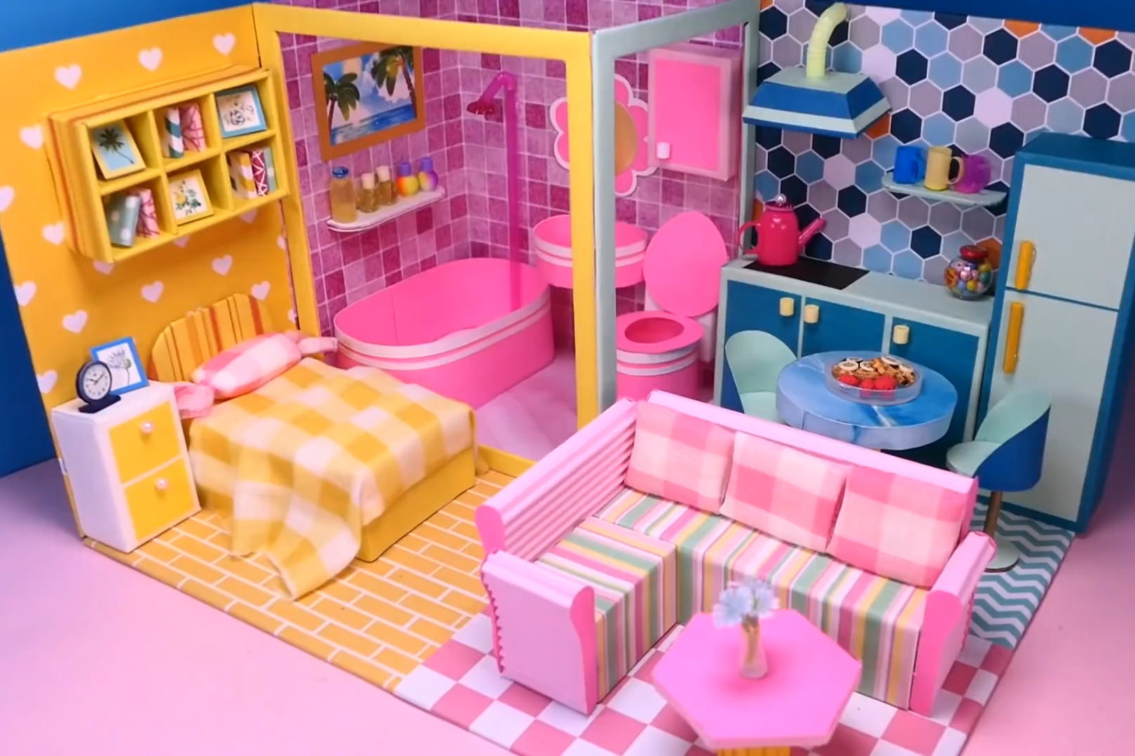 diy迷你娃娃屋,以色彩划分区域的芭比房间