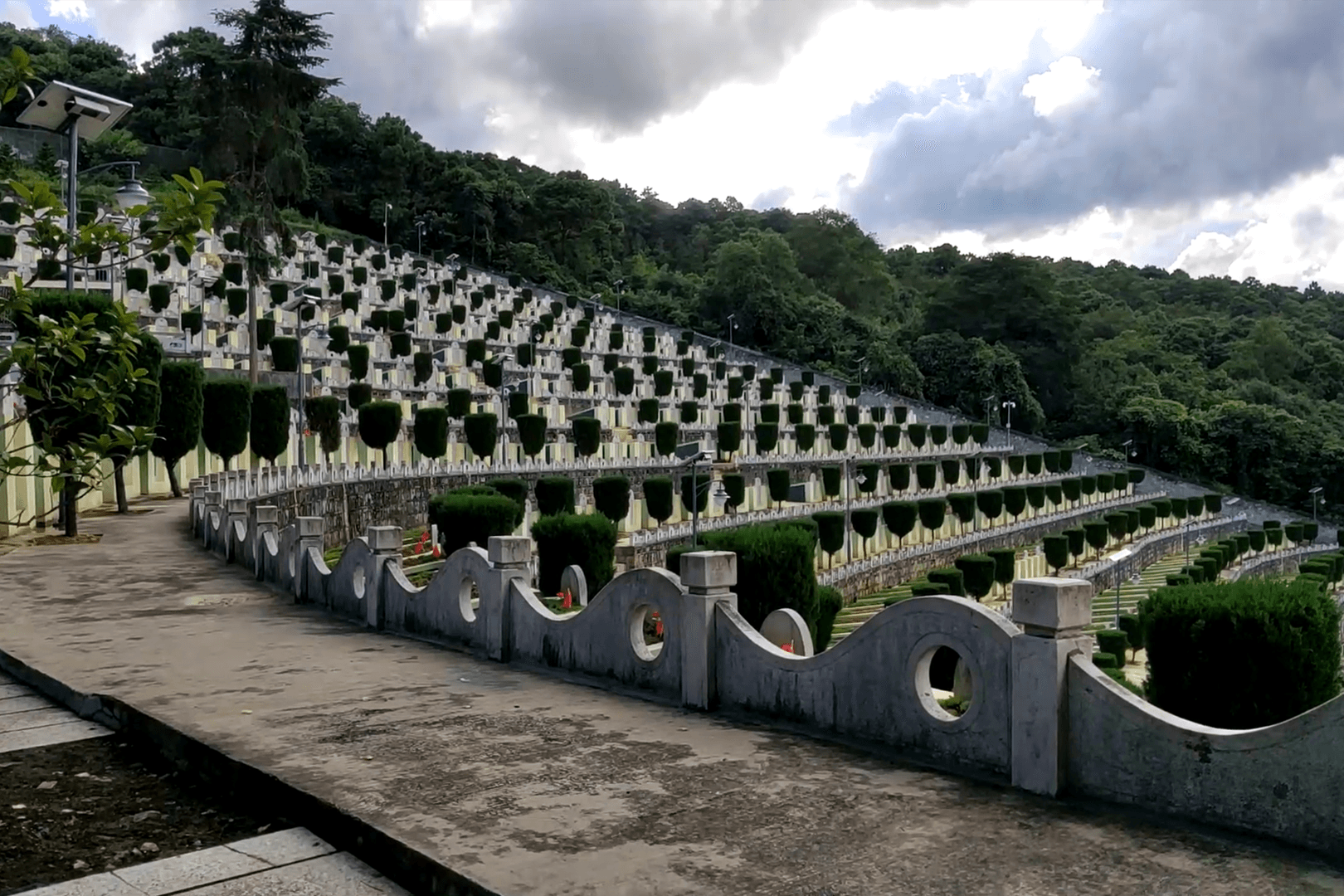 云南麻栗坡烈士陵园安放着937位先烈忠骨向人民英雄致敬