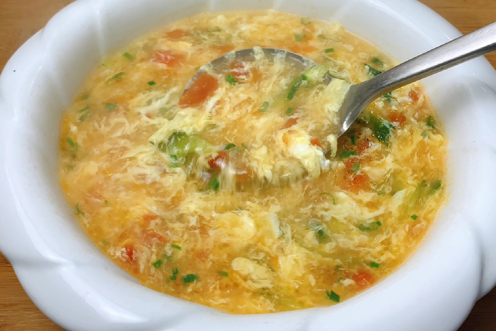 西红柿鸡蛋汤最忌直接倒入鸡蛋大厨教你一招蛋花漂亮又好喝