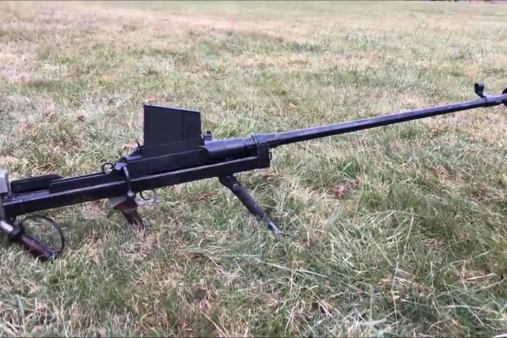 靶场试射英制博斯反坦克步枪