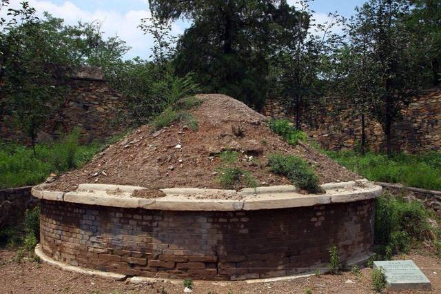 堆小土堆能够更方便地辨认这家去世老人的坟墓.