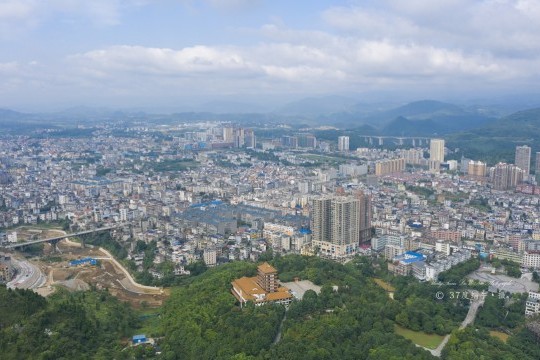 绽放异彩!(最新花垣城区航拍高清视频)