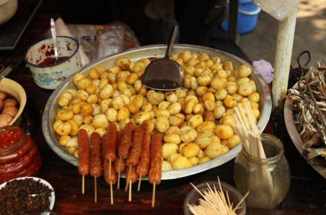 也可作零食,小编走南闯北,发现无论是哪个城市,总有一些买炸洋芋的