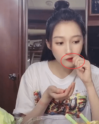 原创 关晓彤吃清蒸小龙虾,看到她吐虾壳的方式,尽显大小姐气质