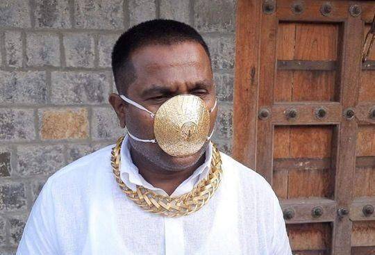 印度男子花费2.7万元打造黄金口罩