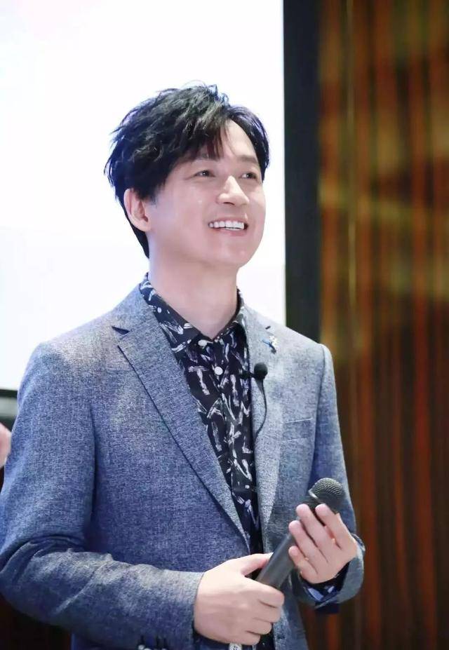 潘粤明穿着绿色格子衬衫搭配牛仔裤,风格十分休闲,但细心的网友发现他