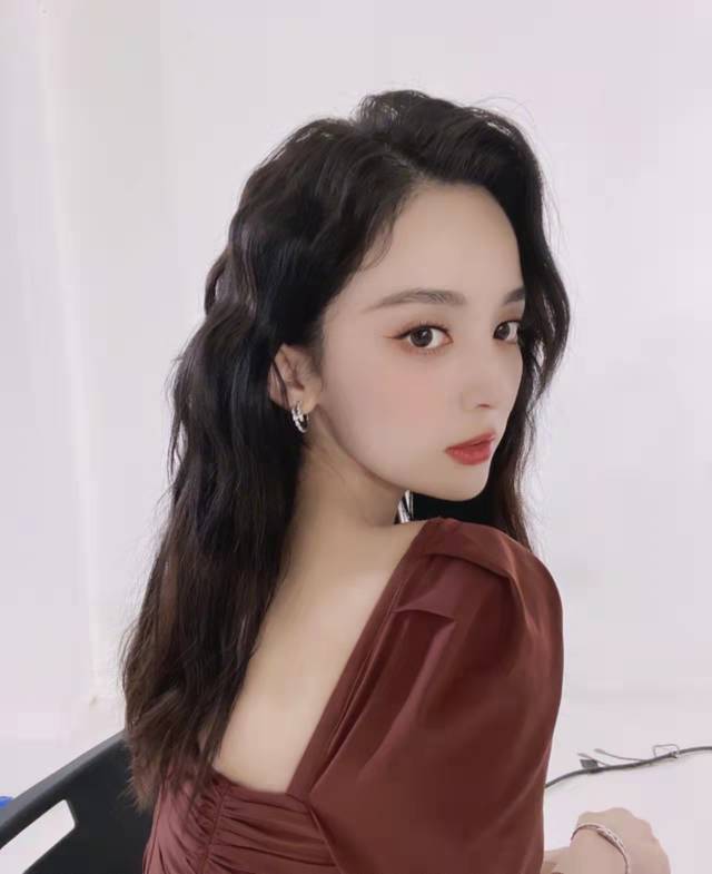 这是赵丽颖主演的悬疑剧,早就很受期待了,不少网友表示:沈雨女神即将