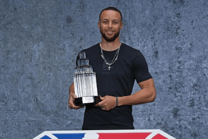 库里拍摄全明星mvp定妆照 手捧奖杯喜上眉梢