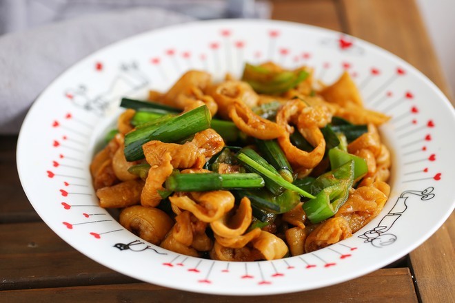 「尖椒生炒肥肠」名门泽佳:又爱又恨热辣过瘾的尖椒生炒肥肠