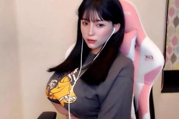 在斗鱼三骚之前,女主播妮酱却是初代一姐