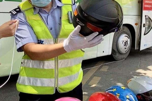 工地安全帽能当电动车头盔用?交警:别闹了好么!