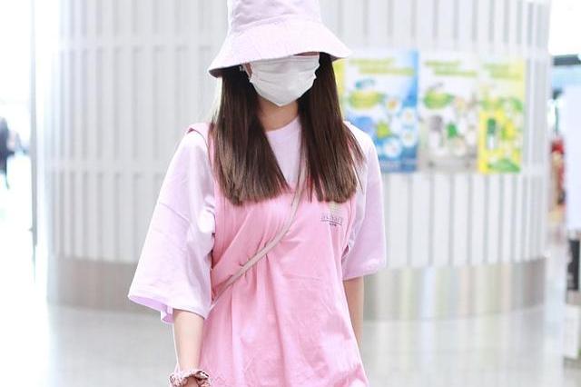 李子璇现身北京机场 粉衣粉帽少女感满满