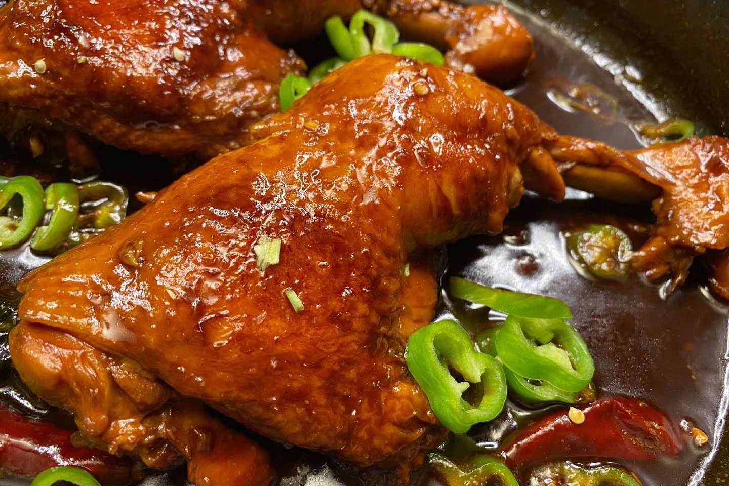 爱吃大鸡腿吗?两个步骤,一碗酱汁,酥烂好吃的红烧大鸡腿成了