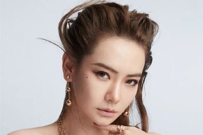 原创 戚薇新发型太狂野了!大背头潇洒不羁气场足,发际线高的可不要学
