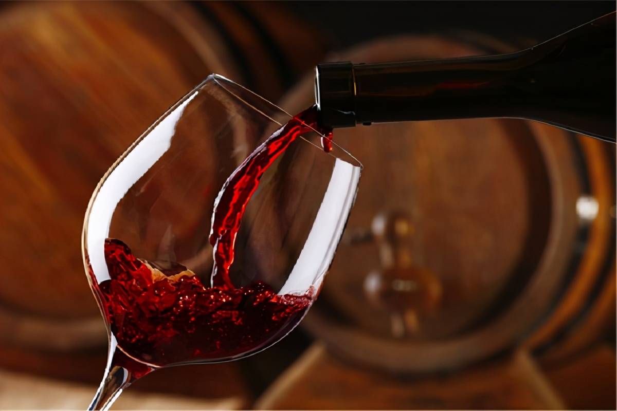 涉及到斟酒和碰杯的酒桌礼仪,这4个基本原则需要了然于胸-搜狐大视野-搜狐新闻
