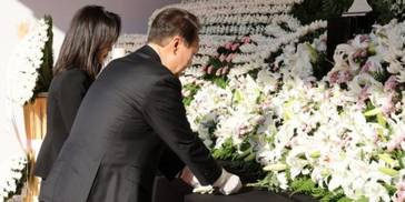 韩媒：尹锡悦夫妇赴首尔广场哀悼场所，悼念梨泰院踩踏事故遇难者