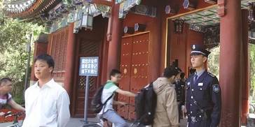 北大副教授“跨栏”进出校门 高校开放再引热议