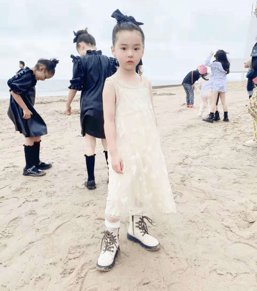 董璇女儿晒沙滩走秀照 五官精致可爱似洋娃娃-搜狐大视野-搜狐新闻