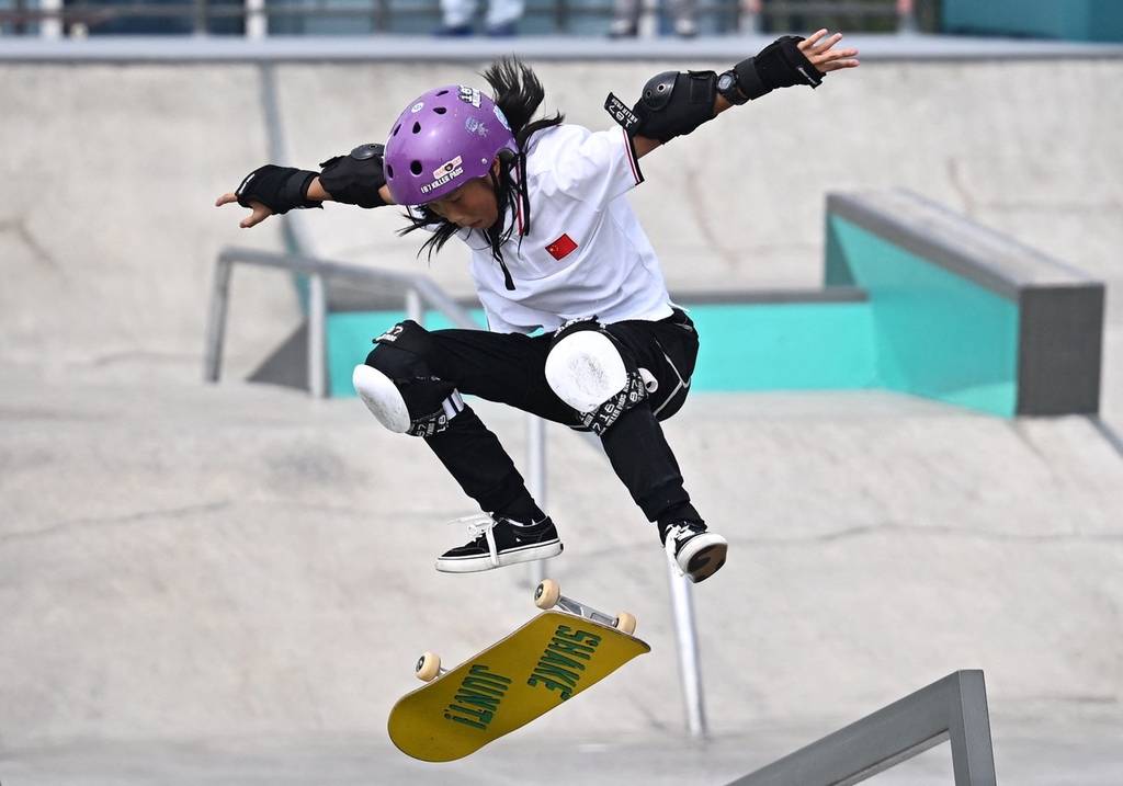 杭州亚运会滑板女子街式决赛13岁小将崔宸曦夺冠