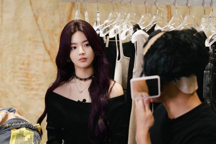 杨超越新综艺花絮照释出捧脸嘟嘴俏皮可爱