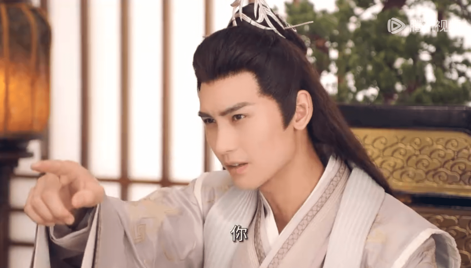 钟雅婷梗概:冷峻城主沈玉川(黄俊捷 饰)月老庙求姻缘,甜心食神凤梨梨