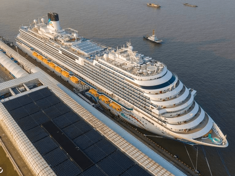 国产首艘大型邮轮爱达魔都号开启商业首航