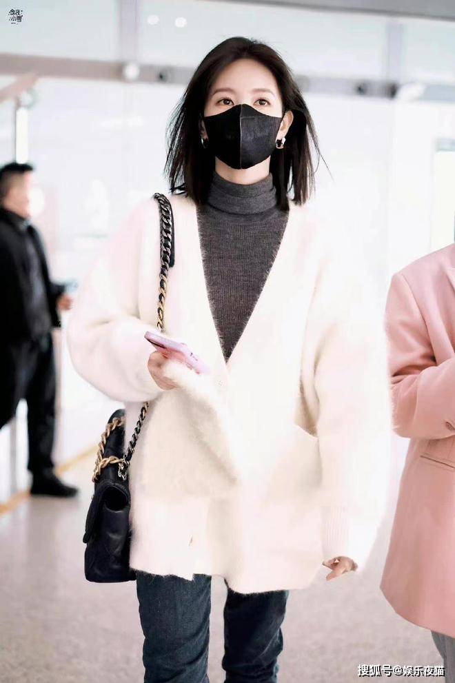 李一桐一袭白色毛绒开衫走机场身材高挑少女感爆棚