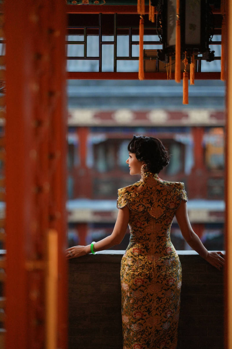 程莉莎一身金色旗袍雍容大气黑色卷发气质拉满