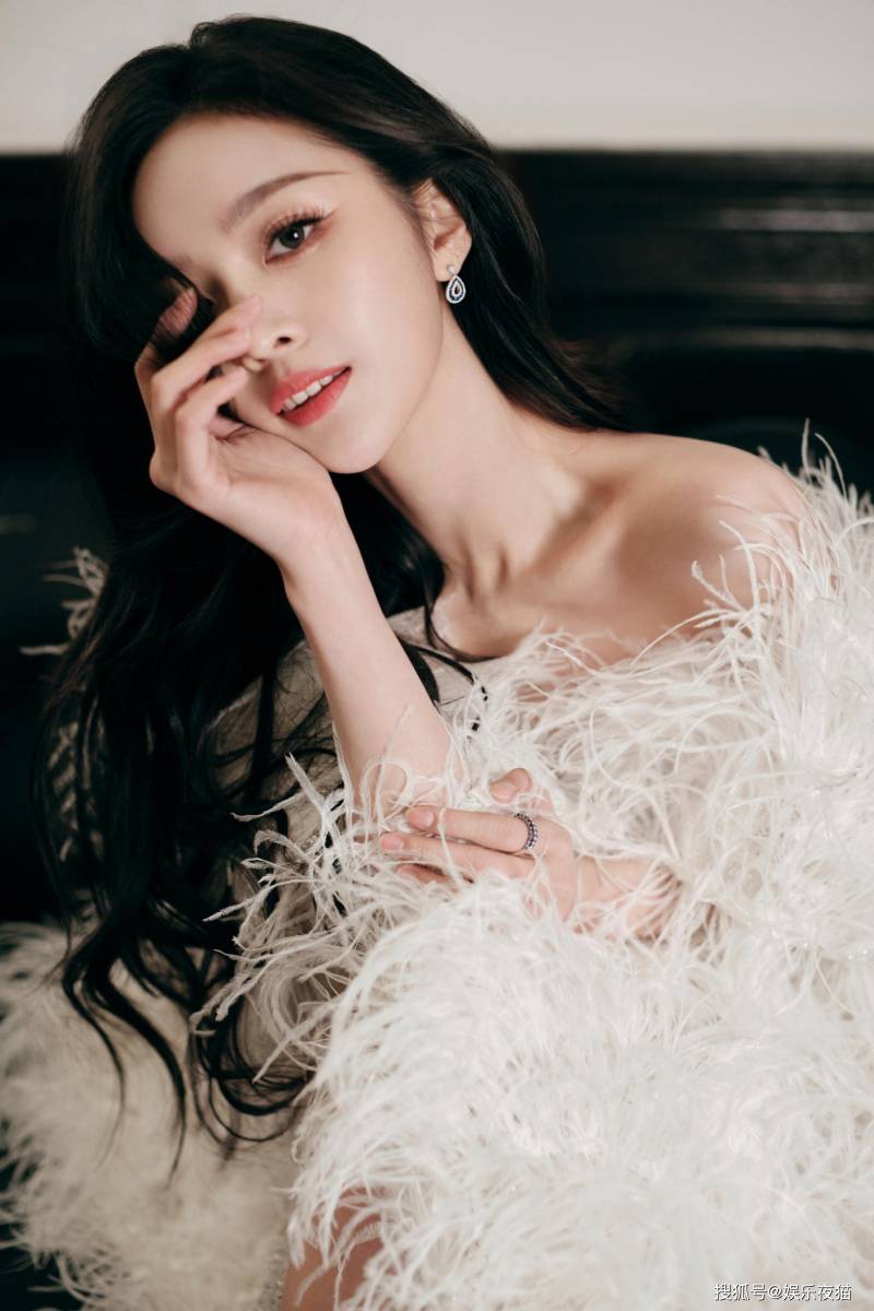 吴宣仪一袭闪钻羽毛抹胸裙写真婀娜多姿性感又温柔