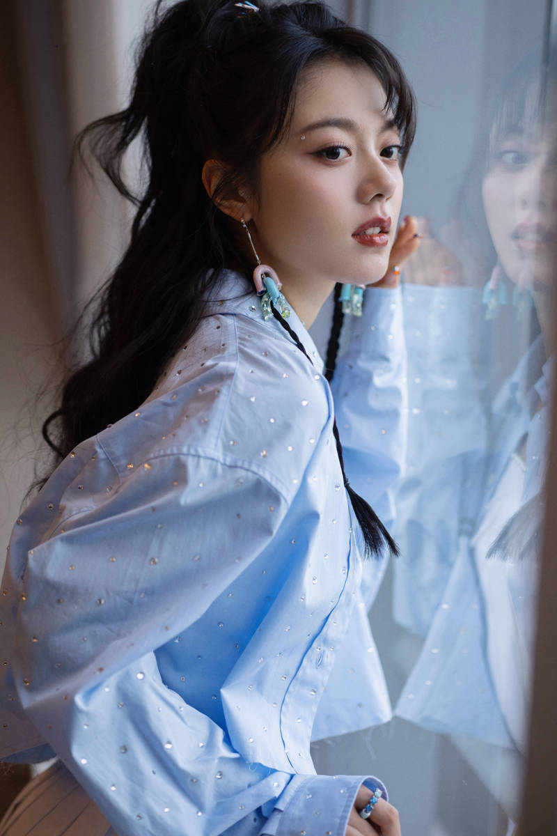 赵今麦蓝色外套