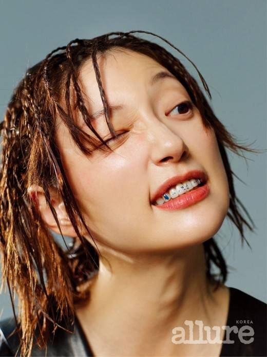 韩国女演员李艾写真曝光色彩斑斓展现不同氛围