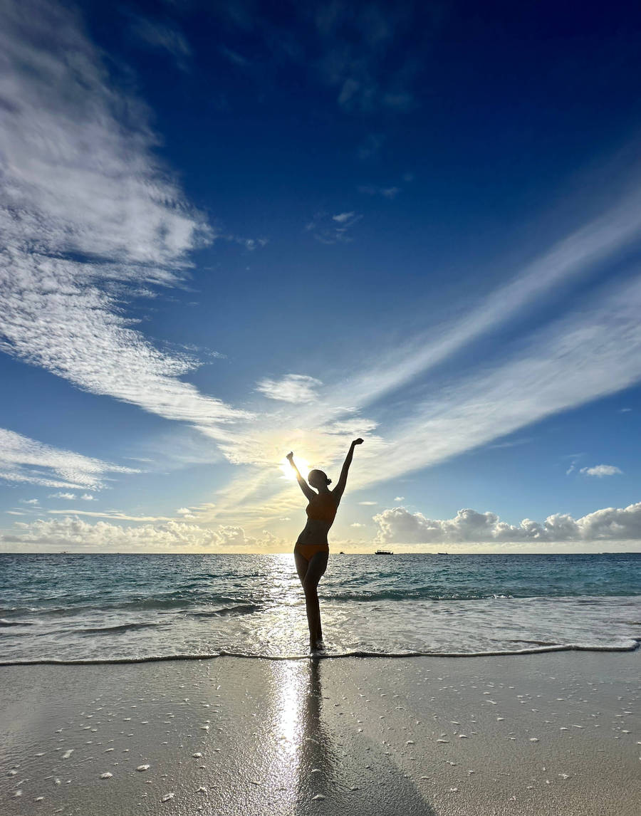 卢靖姗阳光海滩剪影写真释出曲线婀娜身材完美