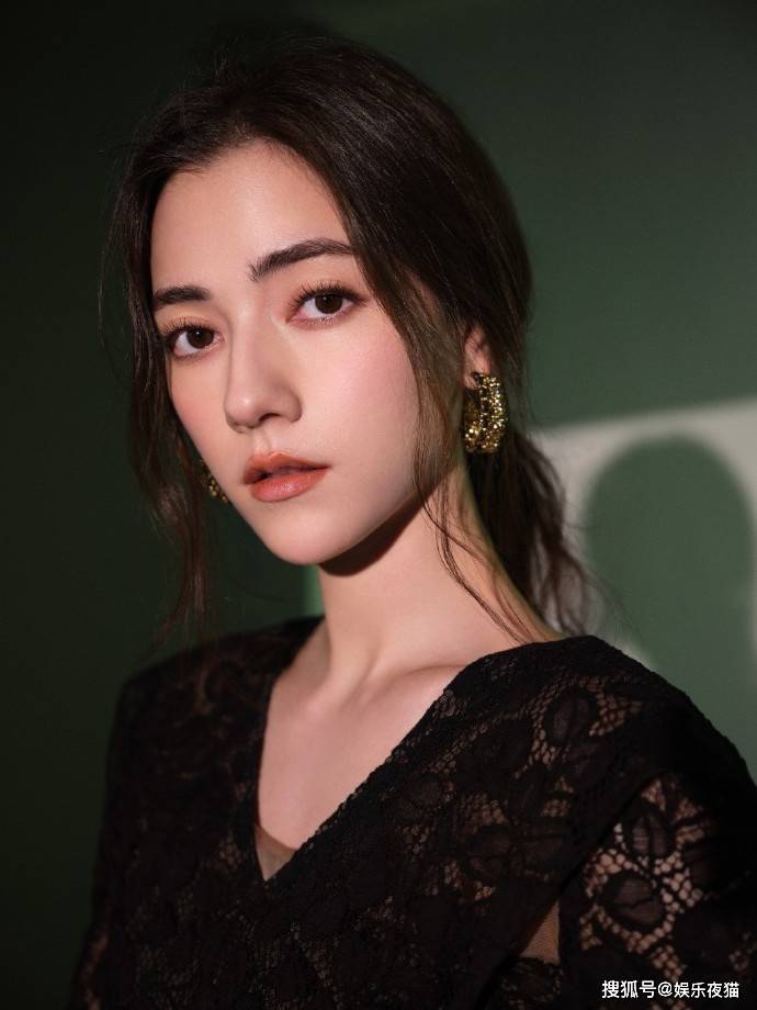 娜然一袭黑色蕾丝连衣裙写真尽显独特时尚魅力