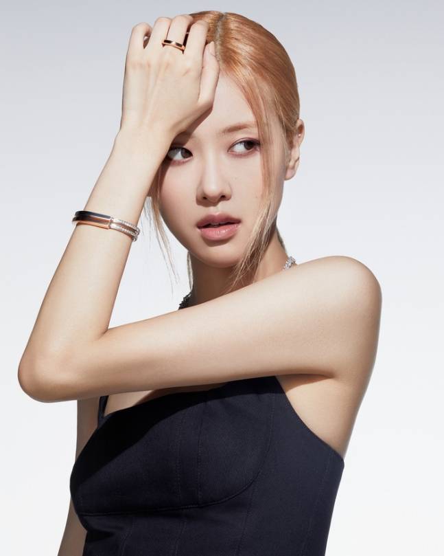 朴彩英代言珠宝品牌拍宣传照金发黑裙妩媚撩人