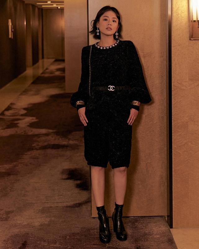 马思纯穿黑色礼裙复古优雅眼神极具故事性