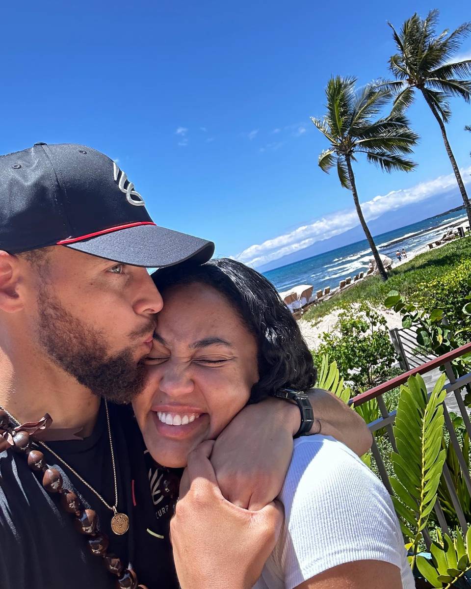 组图库里晒一家五口出游照阿耶莎被亲到脸变形