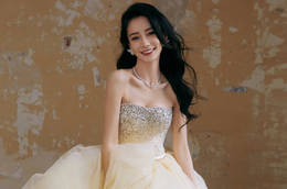 Baby身穿晶钻裙仿佛沐光起舞的精灵