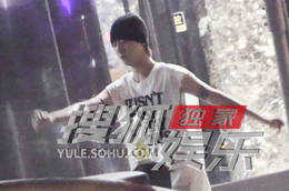 范丞丞张一白聚餐 出门高摆双臂手舞足蹈