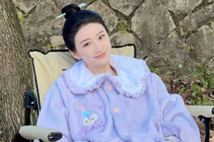 景甜穿星黛露毛绒套装可爱 片场比心状态好