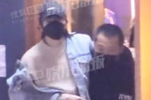 刘宇宁拖受伤石膏脚聚餐 司机搀扶小心走路