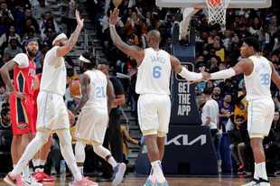 NBA-湖人不敌鹈鹕 詹眉八村三高组合默契击掌