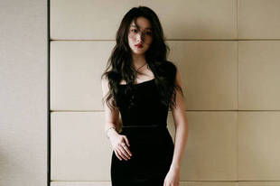 关晓彤穿羽毛短裙秀美腿 优雅自信气质迷人