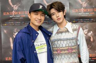 古巨基现身蔡徐坤演唱会 虞书欣与男神合影