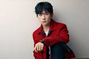 易烊千玺发文送祝福 晒电影《坚如磐石》票根