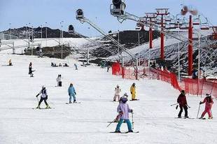 滑雪热度持续 新疆凭什么成为"新宠"?