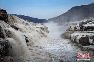 壶口瀑布出现冬季流凌景观