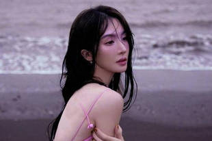 金晨吊带长裙性感纯欲 漫步海边悠闲惬意